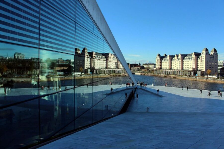 Oslo: Best of Oslo Walking Tour and Hop-on Hop-off Bus Tour