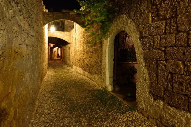 Outdoor Scavenger Hunt and Tour of Rhodes Old Town