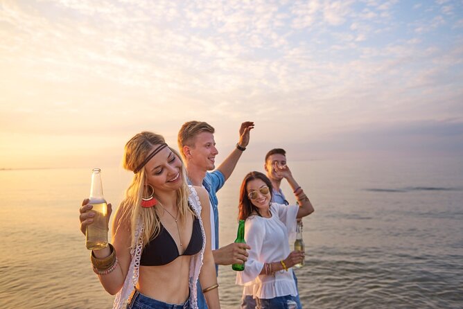 Party on Board 2-Hour Cruise With DJ and Open Bar