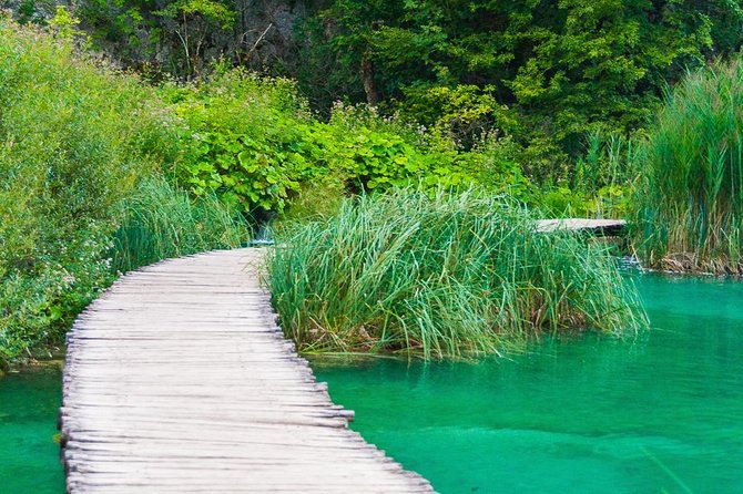 Plitvice Lakes and Rastoke Village Shared Day Trip - Exploring Plitvice Lakes National Park