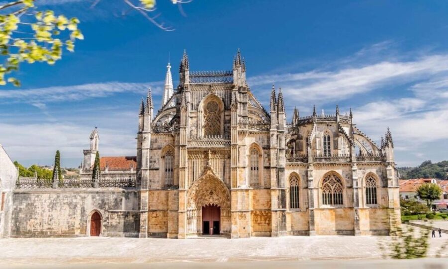Private 8H Tour to Fátima, Batalha, and Óbidos From Lisbon