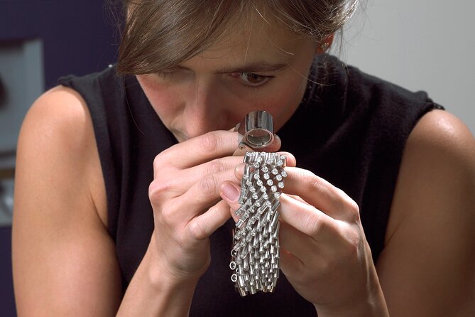 Private Jewellery Walking Tour in the Fashion District