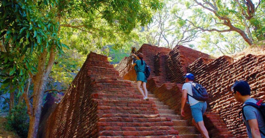 Private Sigiriya and Dambulla Day Tour From Colombo