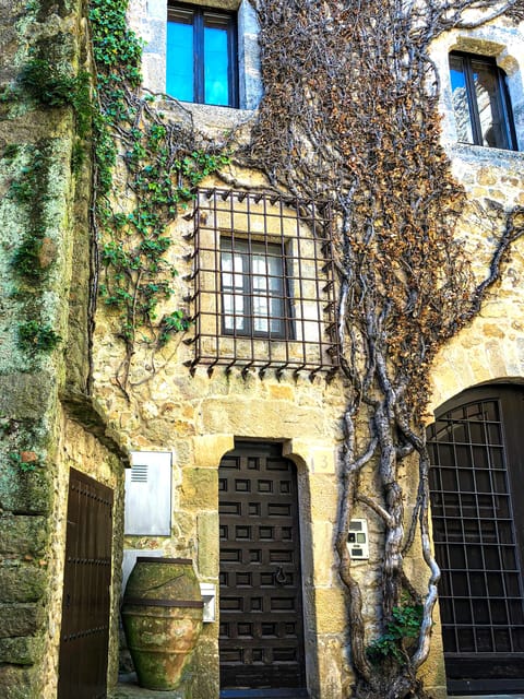 Private Three Medieval Towns Tour and Local Lunch