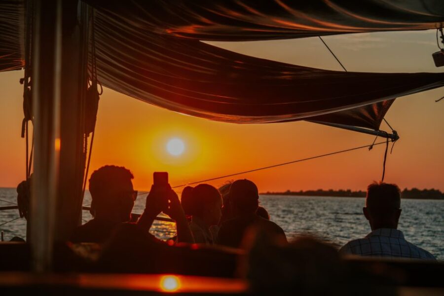 Queen Bee Sunset Cruise With Swim Stops and Dinner