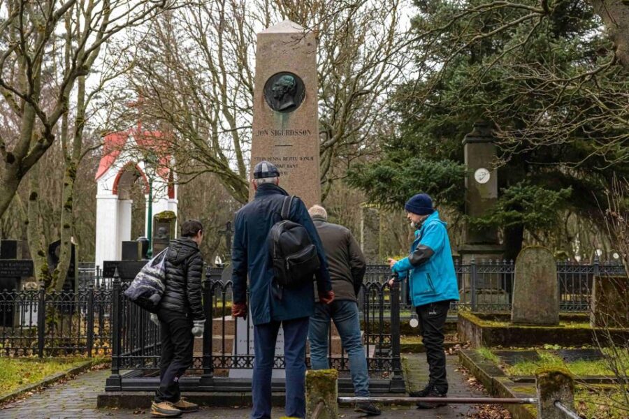 Reykjavik: Guided Folklore Walking Tour