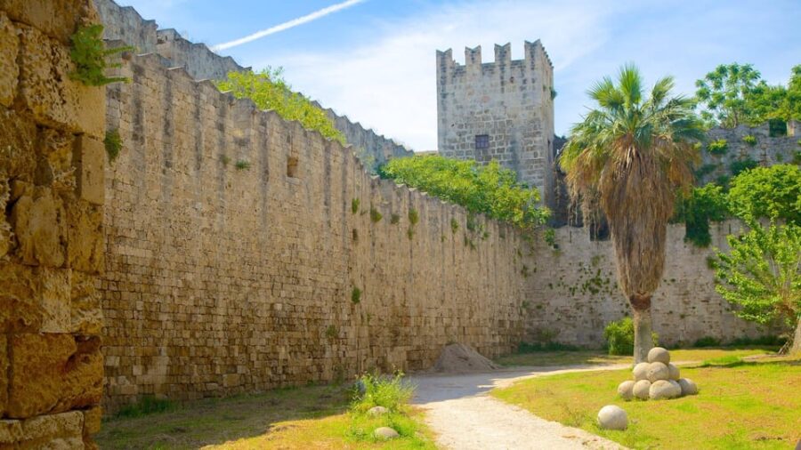 Rhodos: Outdoor Yoga in the Historical Old Town