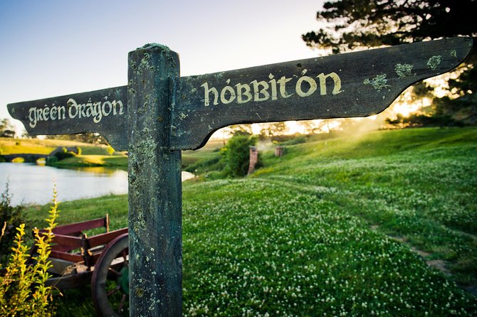 Rotorua to Auckland via Hobbiton Movie Set and Waitomo Caves OneWay Private Tour