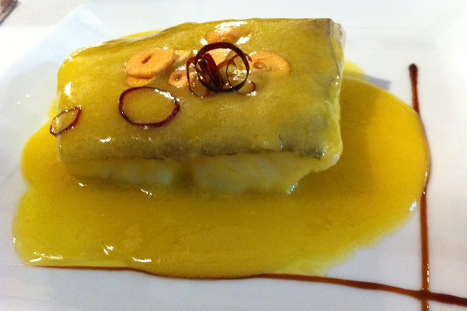 San Sebastián Private Food-Historical Tour & Meal at a Gastronomy Club
