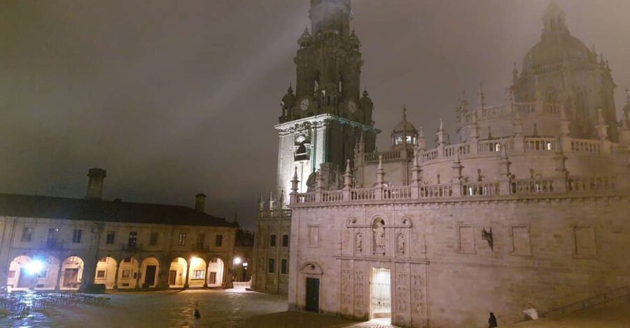 Santiago De Compostela: Land of Legends & Meigas Night Tour