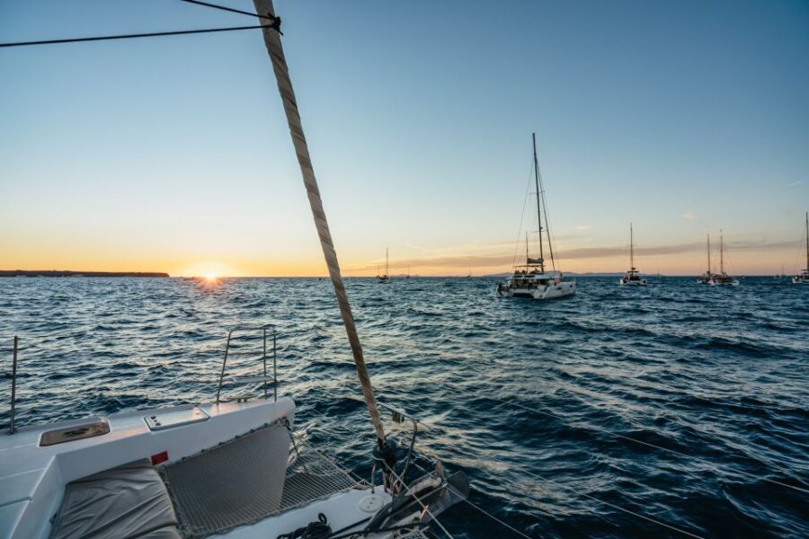 Santorini: Catamaran Caldera Cruise With Meal and Drinks
