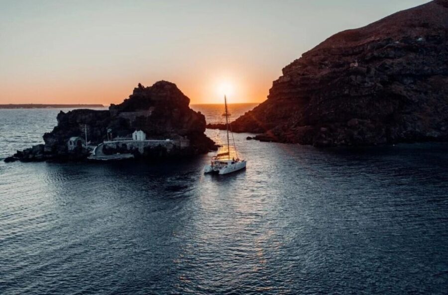 Santorini: Private Catamaran Cruise With BBQ Meal and Drinks