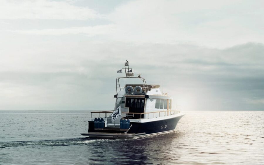 Santorini: Private Motor Yacht Cruise and Lunch in Thirassia