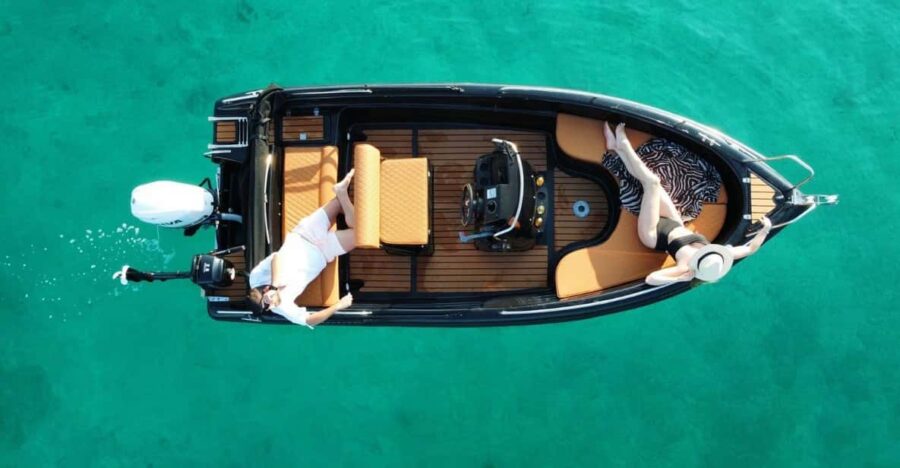 SANTORINI: RENT A BOAT LICENSE FREE AND CRUISE IN CALDERA