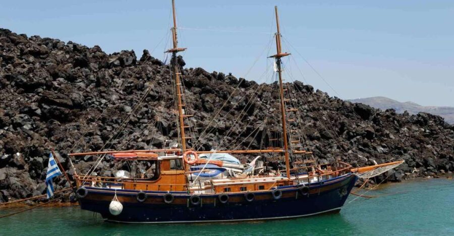 Santorini: Thirassia Islands and Volcano Guided Cruise