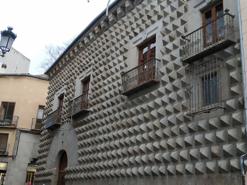 Segovia: Guided Walking Tour With Cathedral & Alcázar Entry