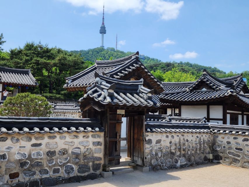 Seoul: Gyeongbokgung Palace, Bukchon Hanok Village, and Gwangjang Market Tour