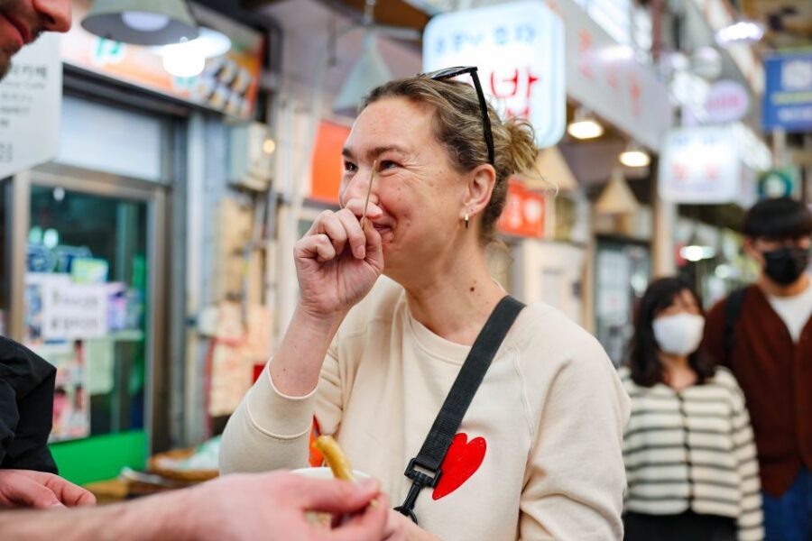 Seoul: Market Food Tour & Evening Ebike Ride