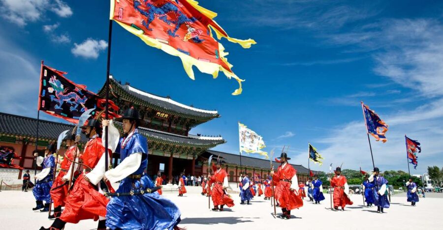 Seoul: Royal Palace Morning Tour Including Cheongwadae