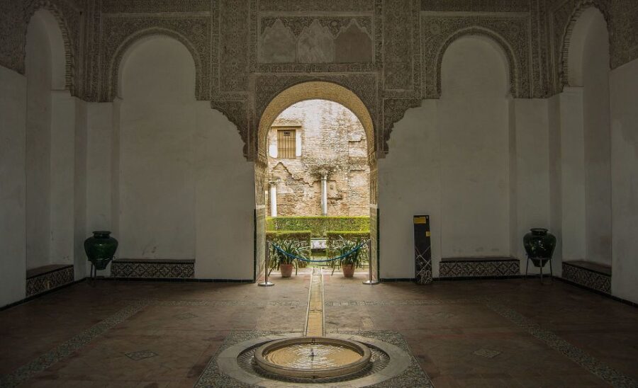Seville: Alcazar Guided Tour With VR City Tour & Roof Lunch - Tour Overview