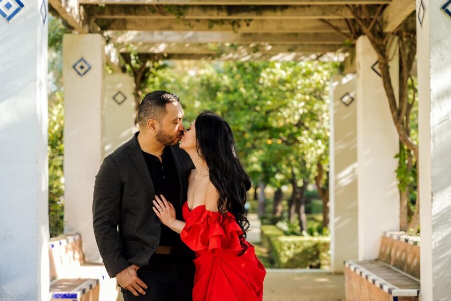 Seville: Romantic Photoshoot for Couples - Explore Sevilles Secret Corners