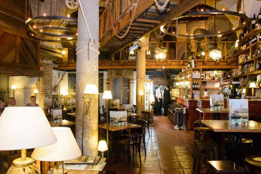 Seville: Tapas Dinner and Flamenco Show - Cultural Immersion in Seville