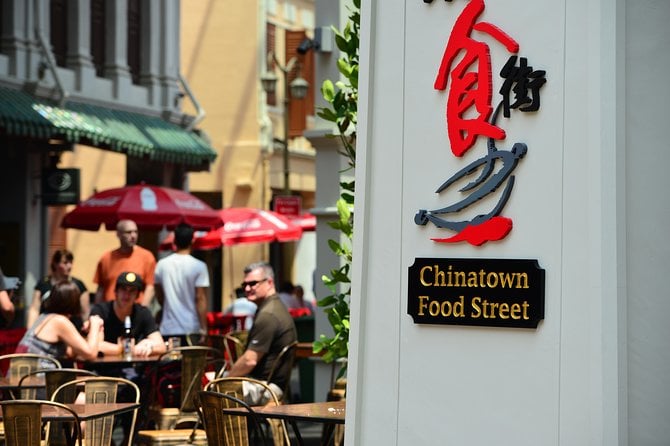 Small Group: Michelin and Local Hawker Food Tour