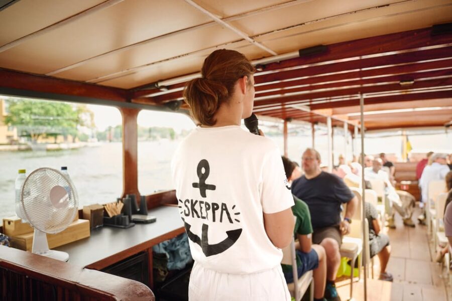 Stockholm: Historical Live-Guided Canal Cruise