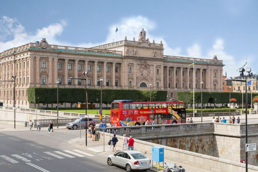 Stockholm: Walking Tour and Hop-on Hop-off Bus Tour