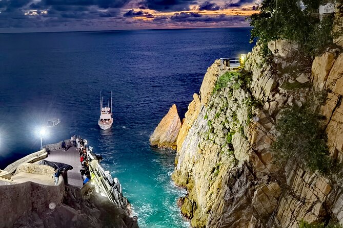 Sunset + High Cliff Divers La Quebrada at La Perla - Only Drinks - Acapulcos Iconic Cliff Diving