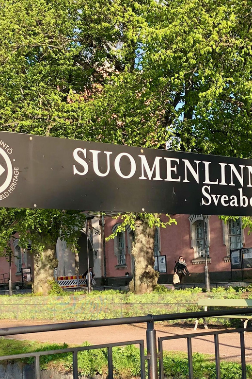 Suomenlinna Tour in French With Doro