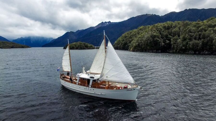 Te Anau: Natural Landmarks & Lord of the Rings Location Tour
