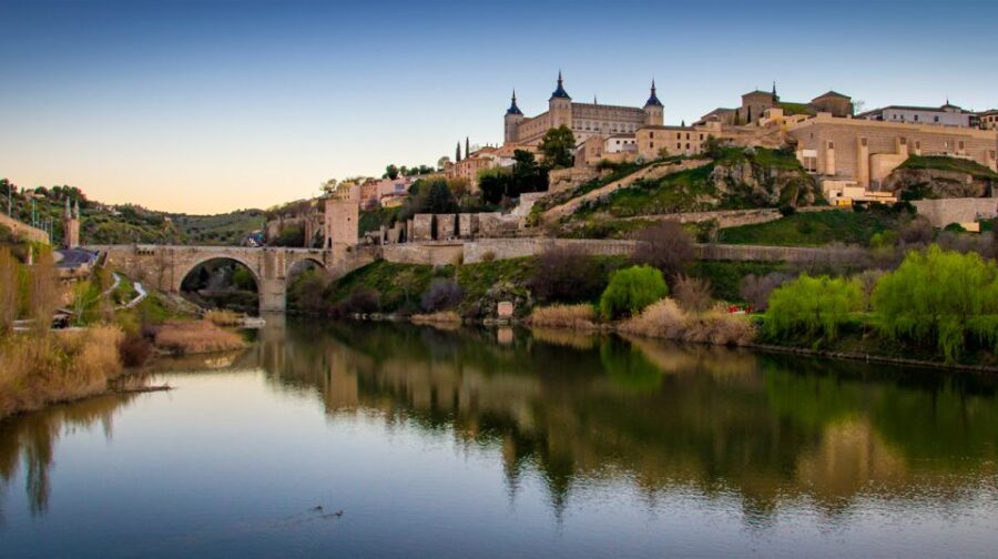 Toledo: Guided Walking Tour to Essential Monuments in Spanish - Tour Overview