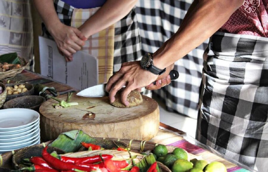 Ubud: Traditional Cooking Class & Market Tour With Transfer - Overview and Pricing