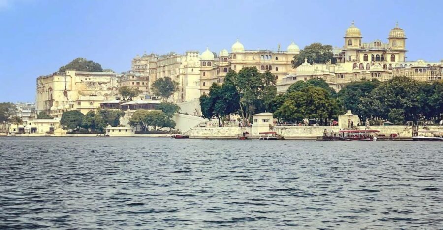 Udaipur: City Palace & Garden of Maidens Private Guided Tour