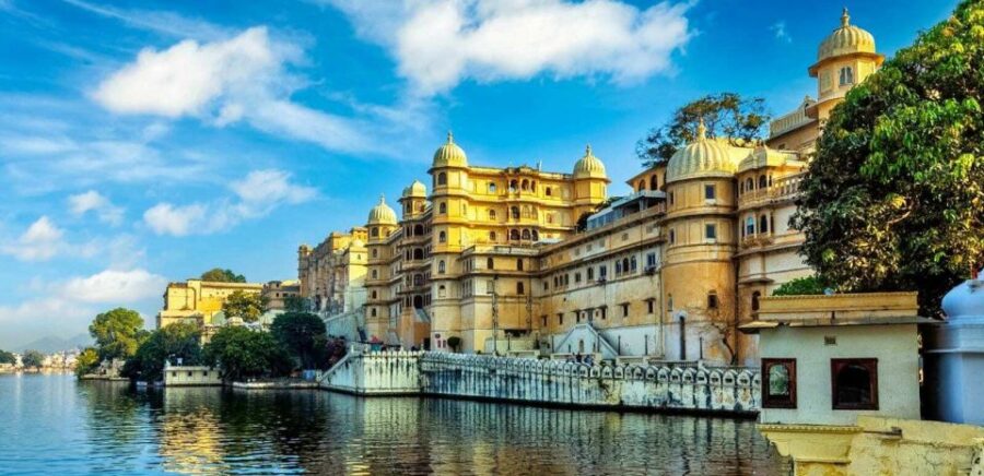 Udaipur: City Palace Museum Tour and Lake Pichola Boat Tour