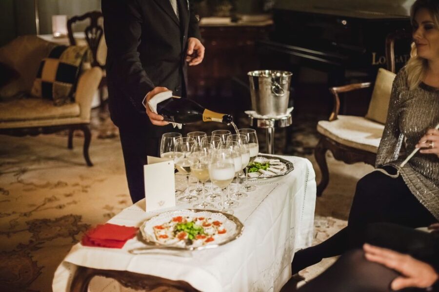 Venice: Gondola Ride and a Gala Dinner in a Venetian Palace - Experience Overview
