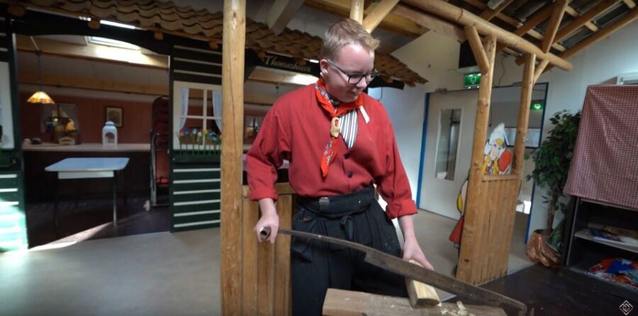 Volendam: 2-Hour Clogmaking Workshop and Cheese Tour