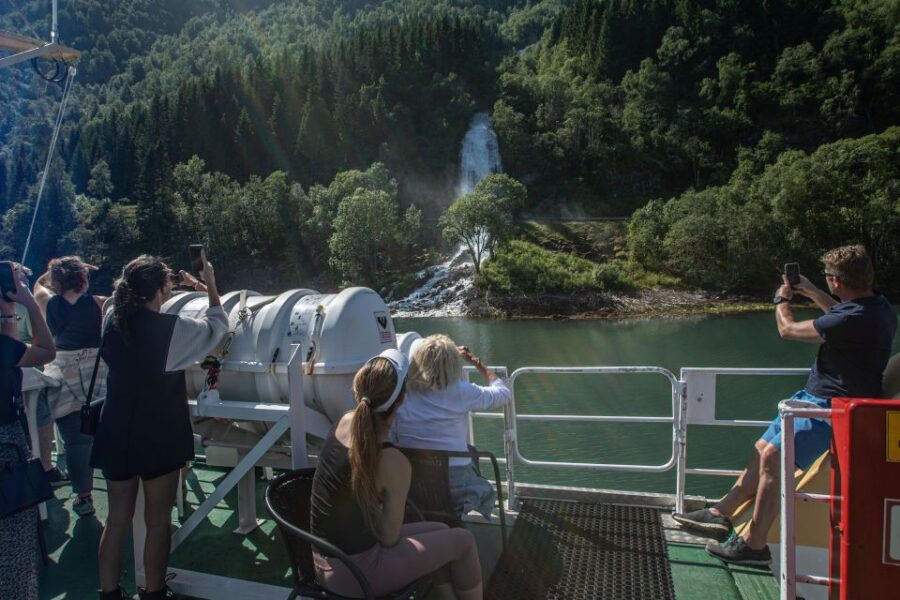 Voss: Guided Fjord & Glacier Tour to Fjærland