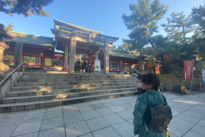 Wear Kimono Outfit and Wander Sumiyoshi Shrine With Local Guide