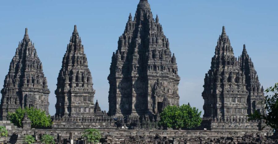 Yogyakarta: Borobudur Sunrise & Prambanan Temple Guided Tour