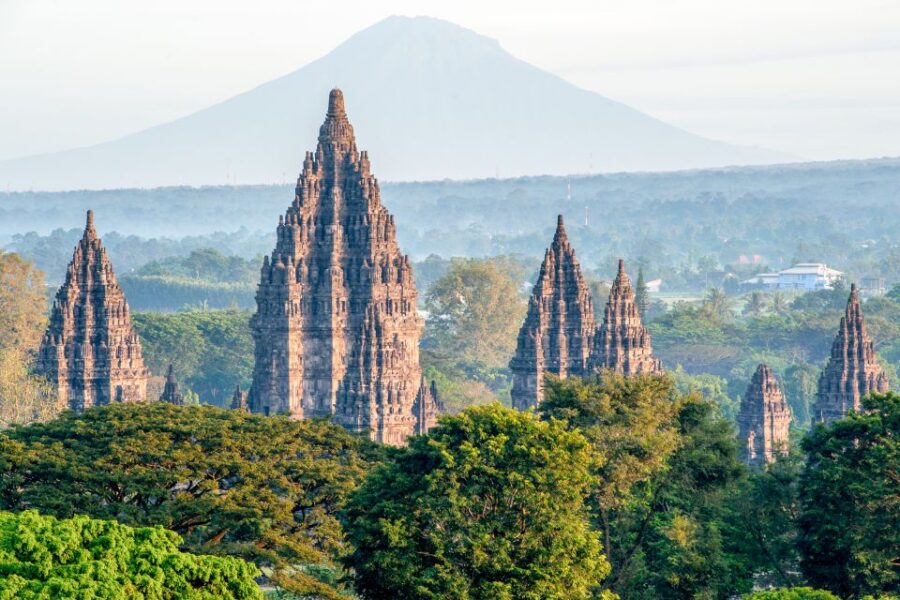 Yogyakarta: Palace, Water Castle & UNESCO Temple Guided Tour