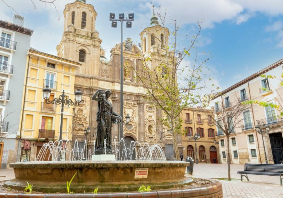 Zaragoza: Scavenger Hunt and Self-Guided Walking Tour