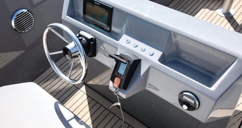 Boat Rental in Santa Maria Di Leuca · Mana 23 () - Modern Boat Features