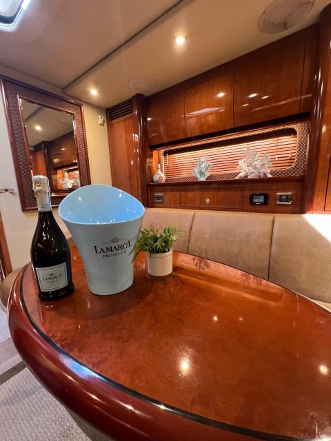 ⭐️⭐️⭐️⭐️⭐️ Private 🛥️ Yacht Rentals ⏰ 2h 🍾 Champagne Gift - Scenic Views and Backdrops