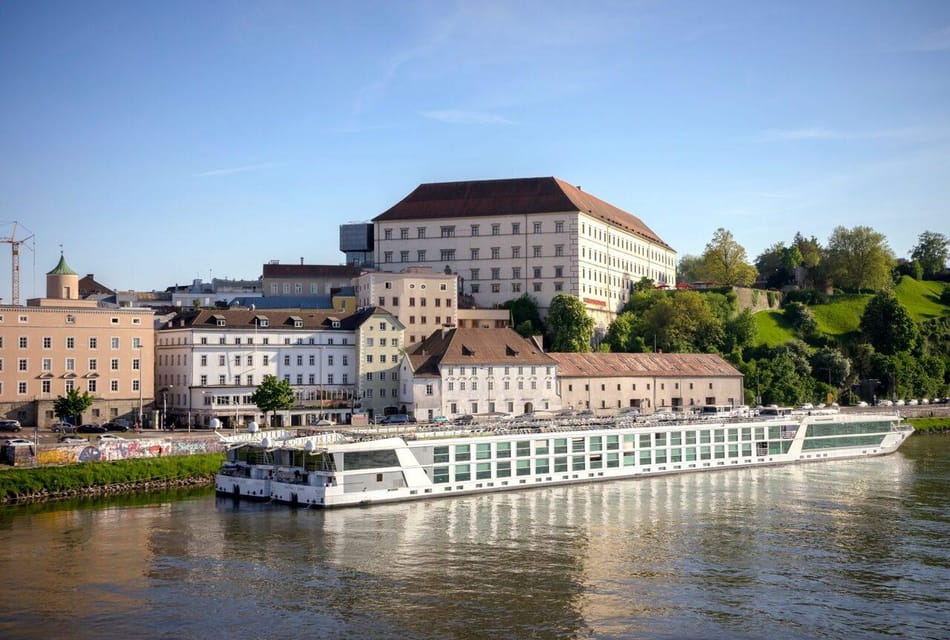 Private Linz Walking Tour for Couples - Discovering Linzer Mariendom and Martinskirche