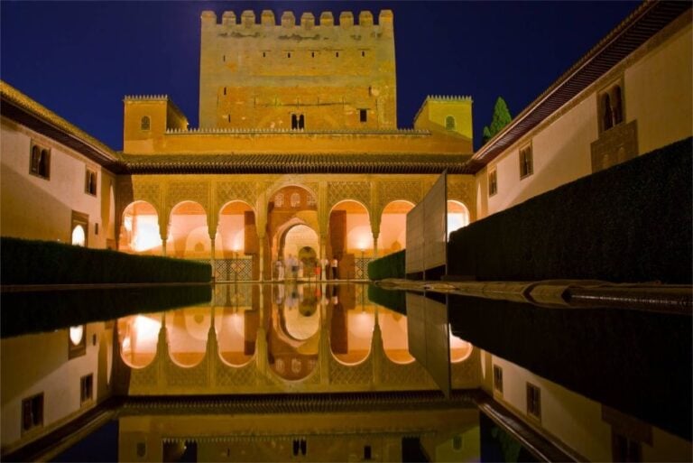 Granada: Alhambra and Nasrid Palaces Guided Tour at Night