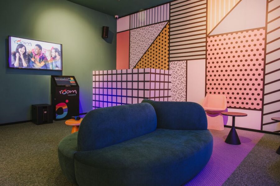 Maspalomas: Holiday World Themed Karaoke Room Rental