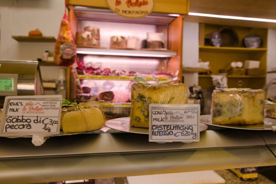 Alba: History Walking Tour and Food Tasting With a Local