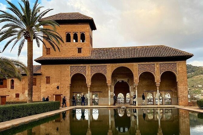 Alhambra, Generalife & Nasrid Palace Self Audio Guide Tour - Visitor Experience
